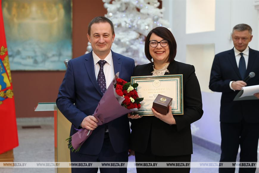 Александр Турчин вручил благодарность Президента заместителю председателя Молодечненского райисполкома Алесе Луковской Александр Турчин вручил благодарность Президента заместителю председателя Молодечненского райисполкома Алесе Луковской