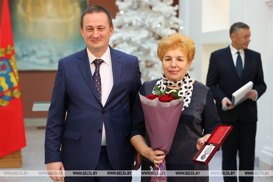 Александр Турчин вручил медаль "За трудовые заслуги" председателю Пуховичской районной организации ветеранов Белорусского общественного объединения ветеранов Анне Соболевской Александр Турчин вручил медаль "За трудовые заслуги" председателю Пуховичской районной организации ветеранов Белорусского общественного объединения ветеранов Анне Соболевской