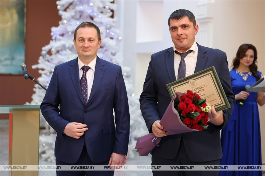 Александр Турчин вручил благодарность Президента председателю Солигорского райисполкома Андрею Жайловичу Александр Турчин вручил благодарность Президента председателю Солигорского райисполкома Андрею Жайловичу