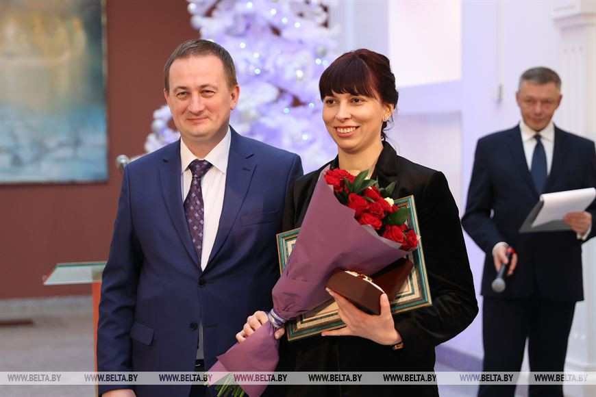 Александр Турчин вручает благодарность Президента заместителю председателя Борисовского райисполкома Анастасии Копиковой Александр Турчин вручает благодарность Президента заместителю председателя Борисовского райисполкома Анастасии Копиковой