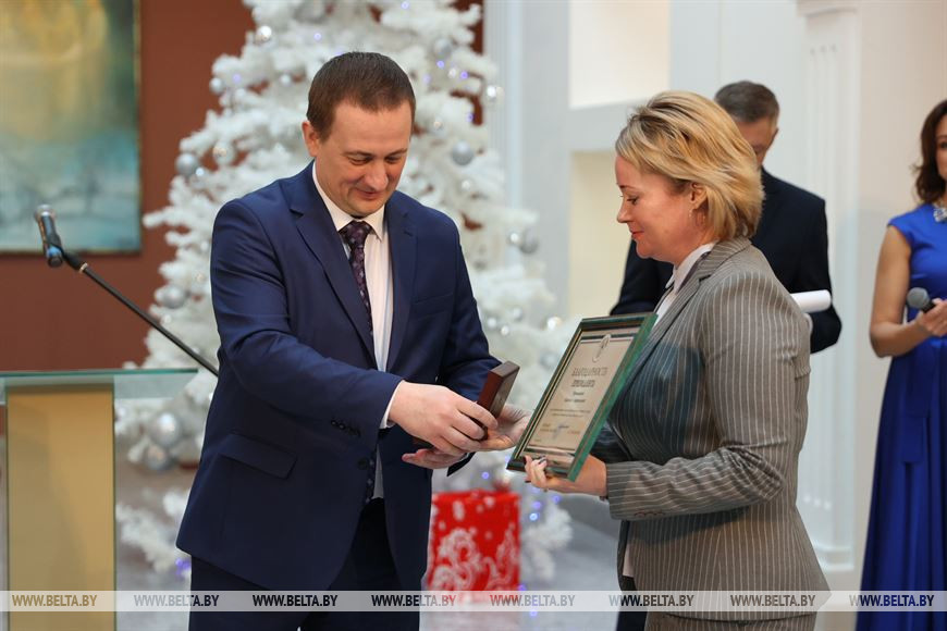 Александр Турчин вручает благодарность Президента Республики Беларусь заместителю председателя Пуховичского райисполкома Наталье Чернышевой Александр Турчин вручает благодарность Президента Республики Беларусь заместителю председателя Пуховичского райисполкома Наталье Чернышевой