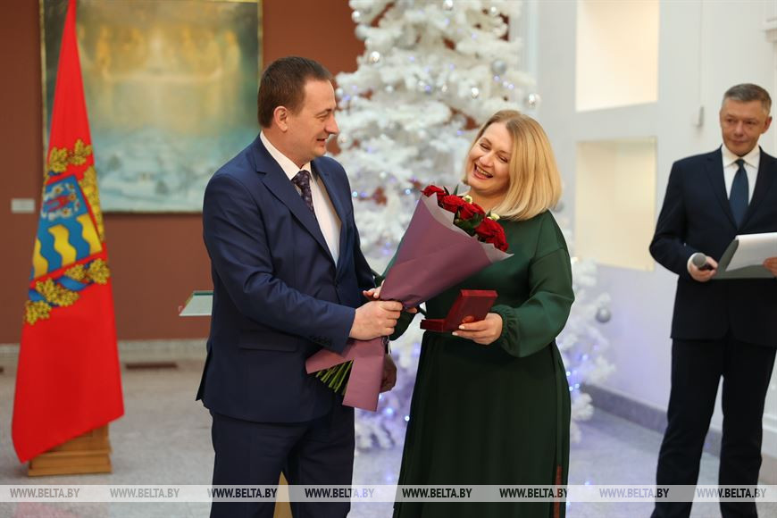 Александр Турчин вручает медаль "За трудовые заслуги" начальнику главного управления по здравоохранению Минского облисполкома Наталье Боярской Александр Турчин вручает медаль "За трудовые заслуги" начальнику главного управления по здравоохранению Минского облисполкома Наталье Боярской