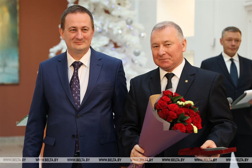 Александр Турчин вручил медаль "За трудовые заслуги" заместителю председателя Минского облисполкома Александру Кручанову Александр Турчин вручил медаль "За трудовые заслуги" заместителю председателя Минского облисполкома Александру Кручанову