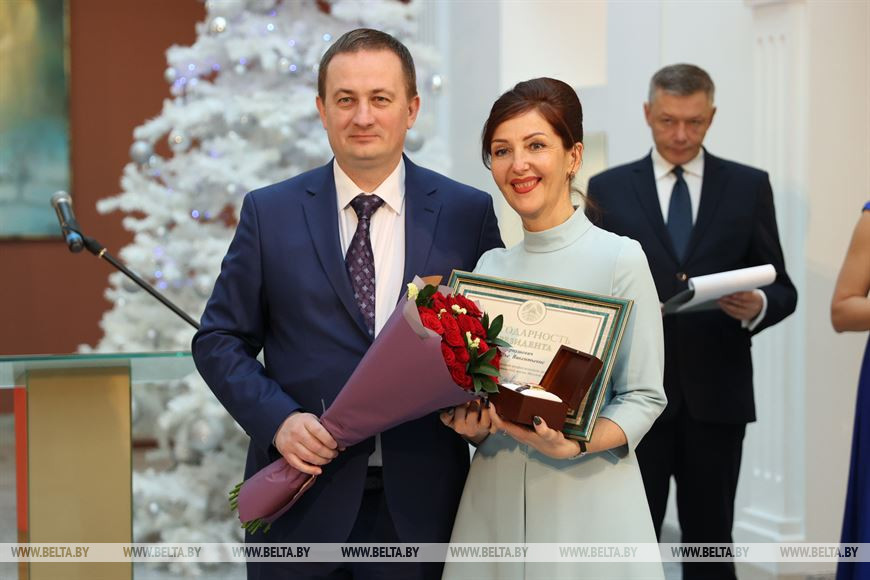 Александр Турчин вручил благодарность Президента заместителю председателя Слуцкого райисполкома Наталье Чернушевич Александр Турчин вручил благодарность Президента заместителю председателя Слуцкого райисполкома Наталье Чернушевич