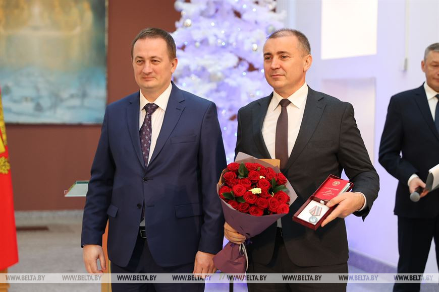 Александр Турчин вручил медаль "За трудовые заслуги" председателю Минского райисполкома Владимиру Юргевичу Александр Турчин вручил медаль "За трудовые заслуги" председателю Минского райисполкома Владимиру Юргевичу