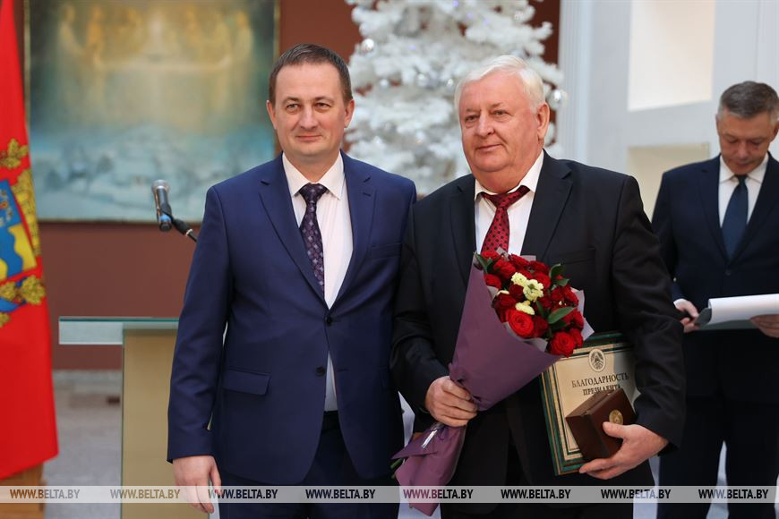 Александр Турчин вручилт благодарность Президента председателю сельскохозяйственного производственного кооператива "Агрокомбинат Снов" Николаю Радоману Александр Турчин вручилт благодарность Президента председателю сельскохозяйственного производственного кооператива "Агрокомбинат Снов" Николаю Радоману