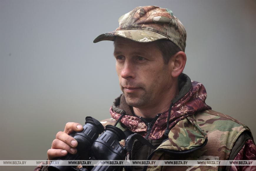 Егерь Бровского лесничества Михаил Салейко ведет учет особей благородного оленя