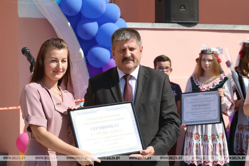 Председатель Гомельского облисполкома Геннадий Соловей вручает подарочный сертификат на укрепление материально-технической базы детского сада заведующей детским садом Наталье Шумяцкой Председатель Гомельского облисполкома Геннадий Соловей вручает подарочный сертификат на укрепление материально-технической базы детского сада заведующей детским садом Наталье Шумяцкой