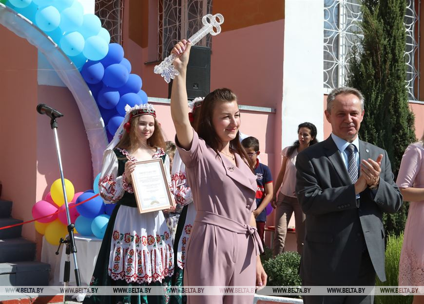 С символическим ключом заведующая детским садом Наталья Шумяцкая С символическим ключом заведующая детским садом Наталья Шумяцкая