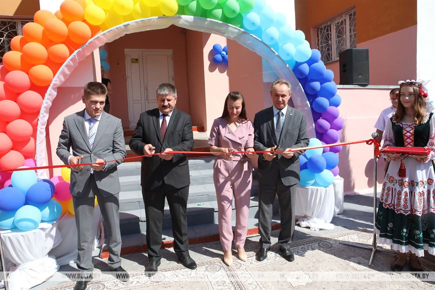 Ленту режут глава администрации Новобелицкого района Сергей Казачок, председатель Гомельского облисполкома Геннадий Соловей, заведующая детским садом Наталья Шумяцкая и председатель Гомельского горисполкома Петр Кириченко Ленту режут глава администрации Новобелицкого района Сергей Казачок, председатель Гомельского облисполкома Геннадий Соловей, заведующая детским садом Наталья Шумяцкая и председатель Гомельского горисполкома Петр Кириченко
