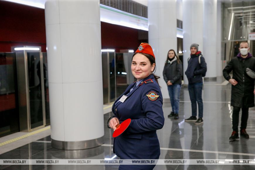 На станции метро "Юбилейная площадь" На станции метро "Юбилейная площадь"