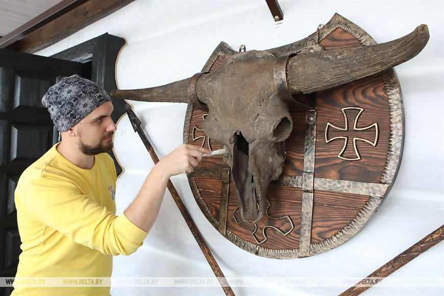 Научный сотрудник отдела археологии и охраны историко-культурного наследия музея Гомельского дворцово-паркового ансамбля Румянцевых и Паскевичей Юрий Панков во время исследования черепа бизона возрастом около 100 тыс. лет