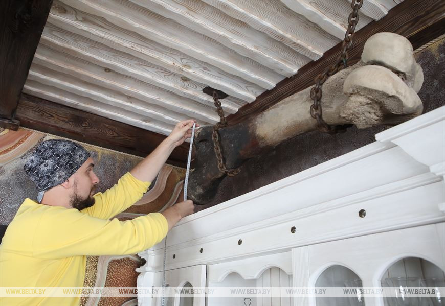 Юрий Панков во время исследования берцовой кости мамонта