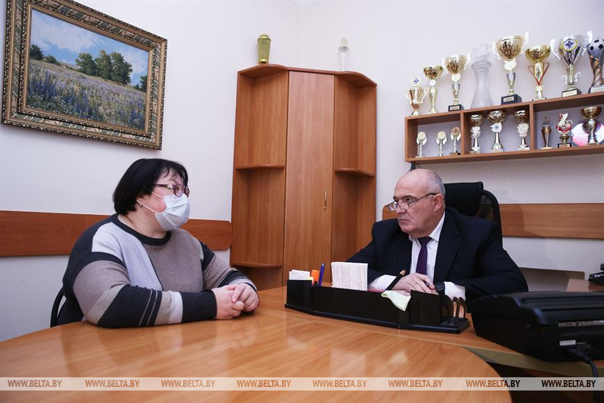 Врач-реабилитолог детской поликлиники №1 Гродно Светлана Сорока и председатель гродненской областной организации Белорусского профсоюза работников здравоохранения Владислав Голяк