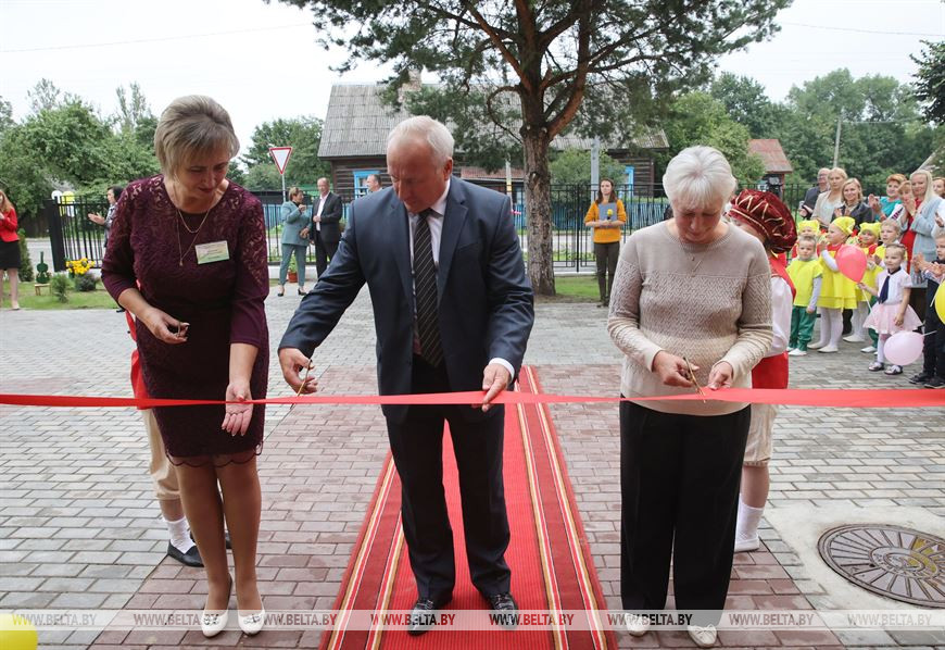 Председатель Витебского облисполкома Николай Шерстнев, заведующая детским садом Алла Сазонова, прораб треста №16 "Нефтестрой" Людмила Полякова Председатель Витебского облисполкома Николай Шерстнев, заведующая детским садом Алла Сазонова, прораб треста №16 "Нефтестрой" Людмила Полякова