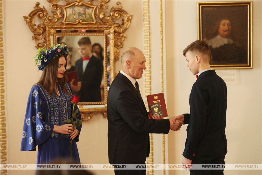 Владимир Кравцов вручает паспорт Тимофею Войтка