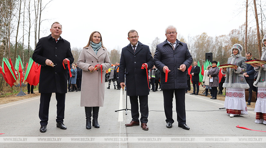 Консул Генерального консульства Польши в Бресте Ежи Тимофеюк, заместитель министра транспорта и коммуникаций Беларуси Наталья Александрович, заместитель председателя Брестского облисполкома Вадим Ольшевский, генеральный директор РУП "Бреставтодор" Михаил Непочелович