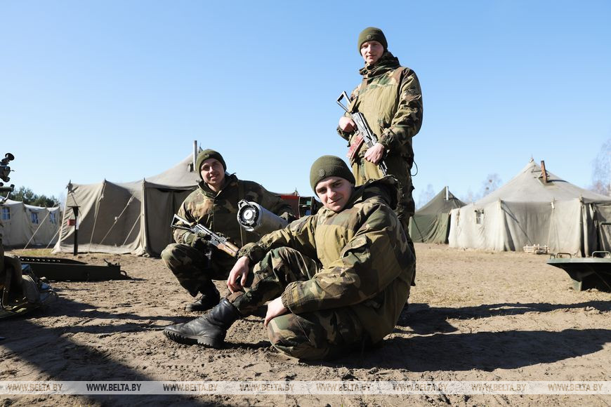 Гвардии сержант Дмитрий Налегович, гвардии рядовой Андрей Карганов и гвардии рядовой Дмитрий Гридюшко