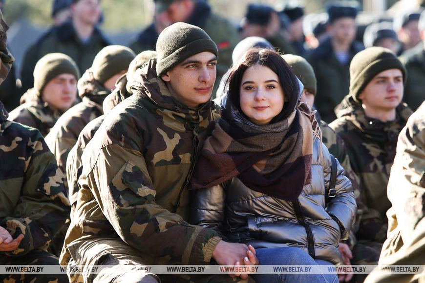 Гвардии рядовой Владислав Лахнюк с девушкой во время дня открытых дверей