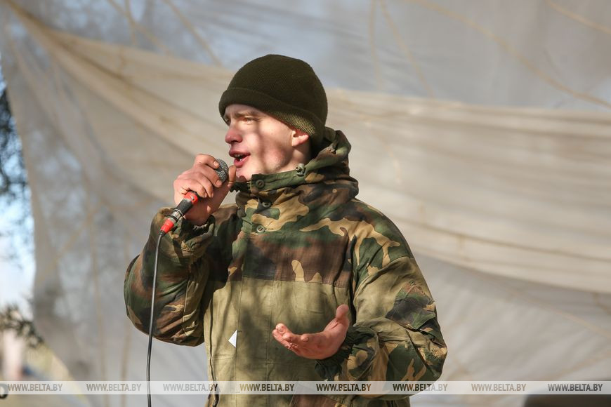Гвардии ефрейтор Денис Говзич во время исполнения песни