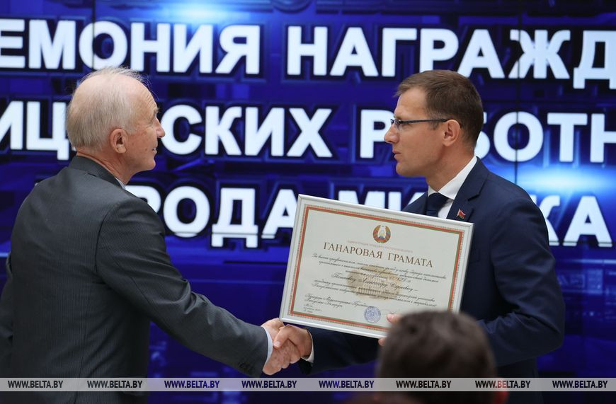 Заместитель главы Администрации Президента Андрей Кунцевич вручает почетную грамоту Администрации Президента заведующему организационно-методическим отделом Республиканского центра эпидемиологии и микробиологии Александру Петкевичу