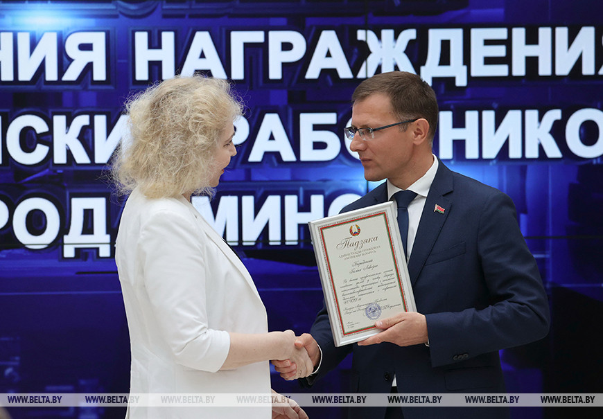 Заместитель главы Администрации Президента Андрей Кунцевич вручает почетную грамоту Администрации Президента заведующей кафедрой фгизиопульмонологии Белорусского государственного медуниверситета Галине Бородиной