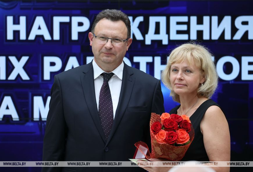 Первый заместитель министра здравоохранения Дмитрий Пиневич вручил нагрудный знак "Отличник здравоохранения" врачу-реабилитологу 11-й городской клинической больницы Анне Адамович