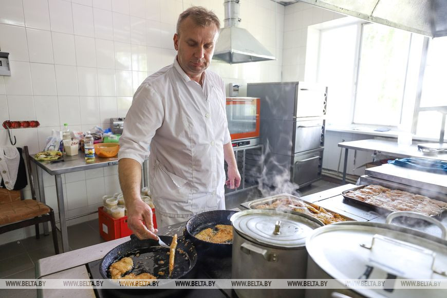 Шеф-повар кафе "Весна" Валерий Якушев готовит настоящие кулинарные шедевры