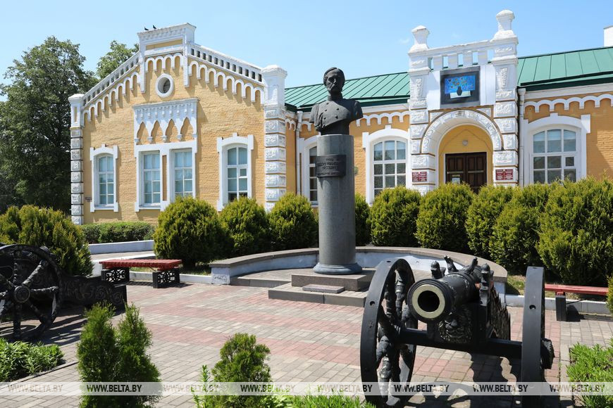 В центре Добруша возведен памятник основателю бумажной фабрики Ф.И.Паскевичу