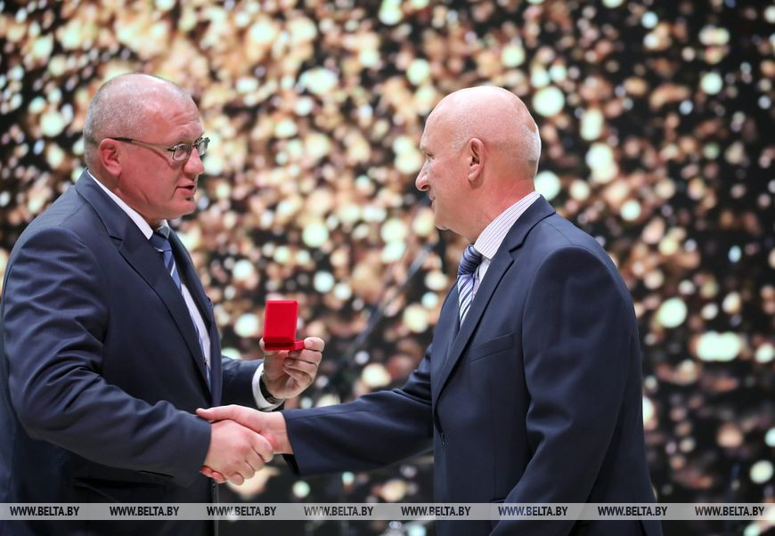 Руслан Смирнов во время вручения нагрудного знака "Отличник образования" Александру Теслюку Руслан Смирнов во время вручения нагрудного знака "Отличник образования" Александру Теслюку