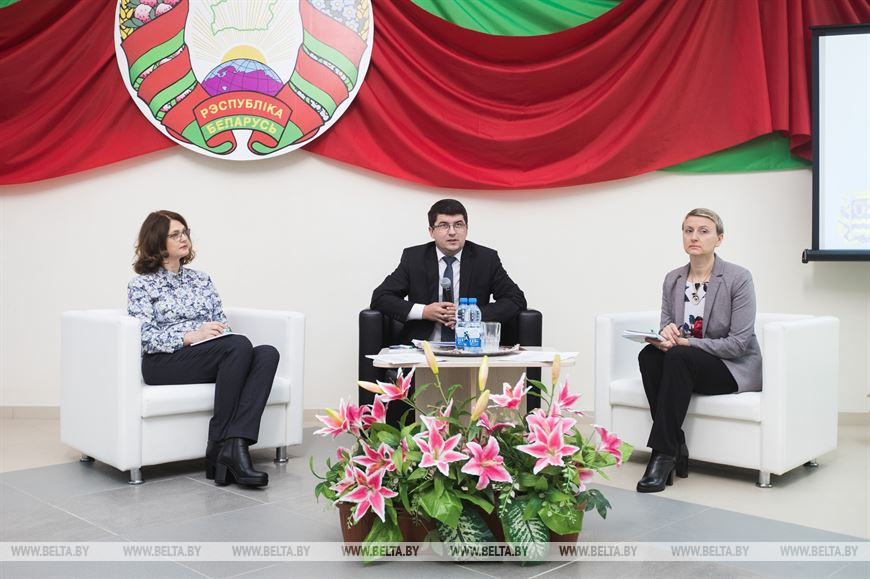 Доцент кафедры государственной экономической политики Института государственной службы Академии управления при Президенте Республики Беларусь Светлана Рябова, первый заместитель председателя Миноблисполкома Сергей Левкович и заведующая кафедрой инновационного развития АПК Института повышения квалификации и переподготовки кадров АПК БГАТУ Наталья Киреенко Доцент кафедры государственной экономической политики Института государственной службы Академии управления при Президенте Республики Беларусь Светлана Рябова, первый заместитель председателя Миноблисполкома Сергей Левкович и заведующая кафедрой инновационного развития АПК Института повышения квалификации и переподготовки кадров АПК БГАТУ Наталья Киреенко