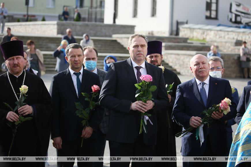 Председатель Слонимского райисполкома Геннадий Хомич, председатель Гродненского облисполкома Владимир Караник, Чрезвычайный и Полномочный посол России в Беларуси Дмитрий Мезенцев Председатель Слонимского райисполкома Геннадий Хомич, председатель Гродненского облисполкома Владимир Караник, Чрезвычайный и Полномочный посол России в Беларуси Дмитрий Мезенцев