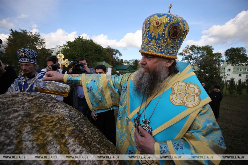 Памятный камень на месте строительства новой колокольни освящает архиепископ Новогрудский и Слонимский Гурий Памятный камень на месте строительства новой колокольни освящает архиепископ Новогрудский и Слонимский Гурий