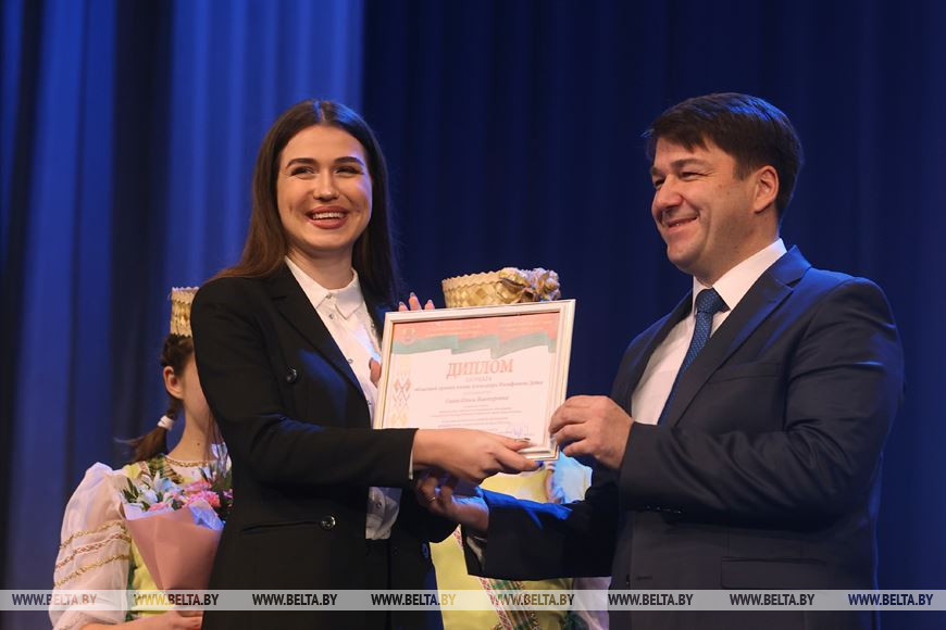 Заместитель председателя Гродненского облисполкома Виктор Пранюк вручает премию им. Дубко Ольге Гайко