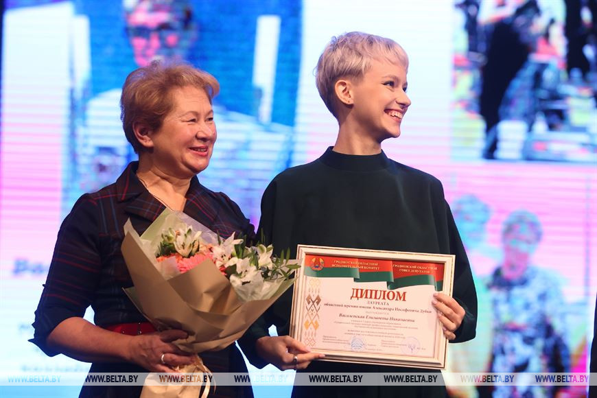 Преподаватель Гродненского государственного профессионально-технического колледжа бытового обслуживания населения Маргарита Ланденок и учащаяся Гродненского государственного профессионально-технического колледжа бытового обслуживания населения Елизавета Василевская (справа)