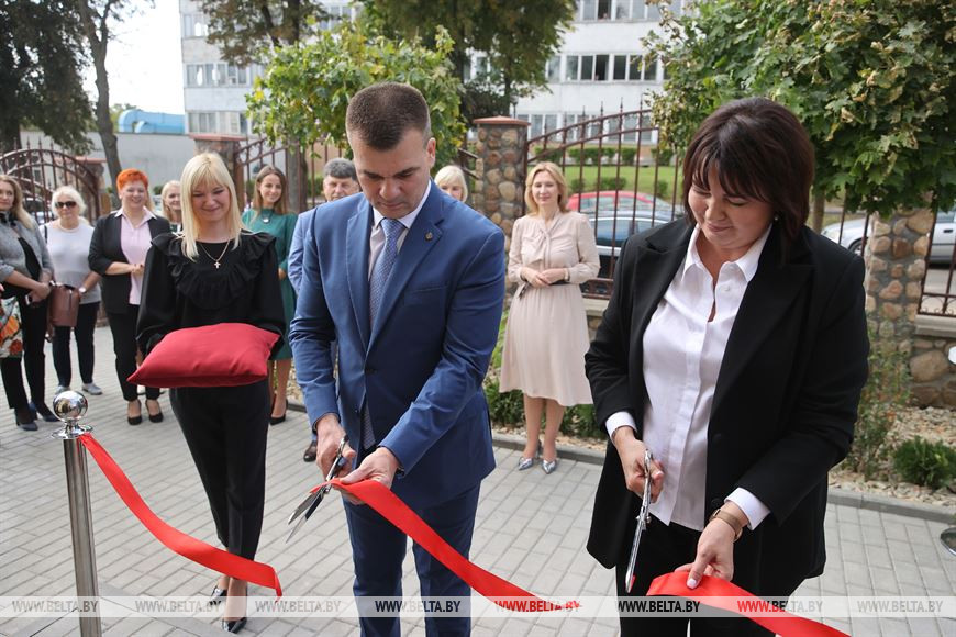 Министр юстиции Олег Слижевский и председатель Гродненской областной нотариальной палаты Людмила Орсик перерезают ленточку Министр юстиции Олег Слижевский и председатель Гродненской областной нотариальной палаты Людмила Орсик перерезают ленточку