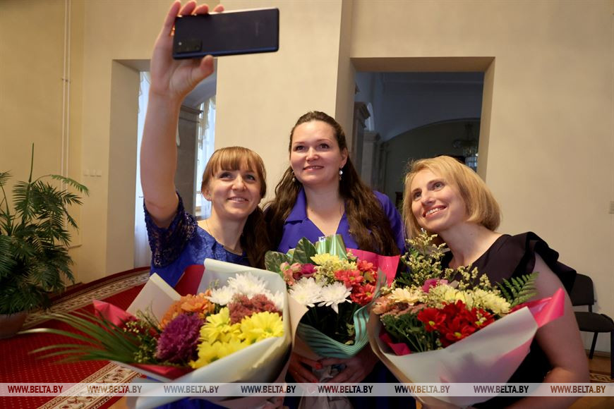 Надежда Давыдько, Яна Дергачева и Оксана Недвецкая награждены орденом Матери Надежда Давыдько, Яна Дергачева и Оксана Недвецкая награждены орденом Матери