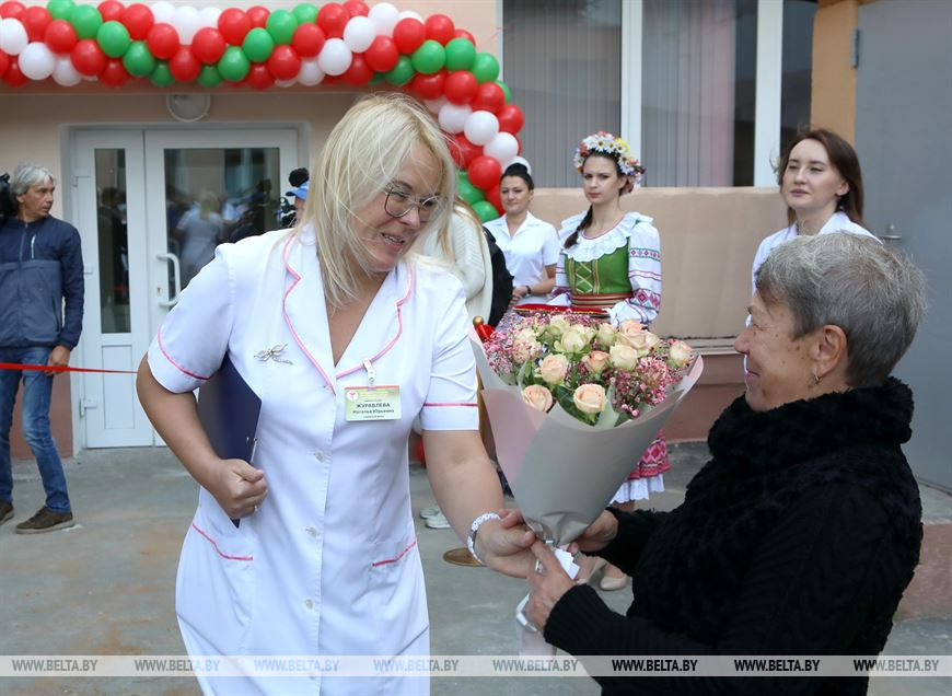 Главный врач Гомельской областной туберкулезной клинической больницы Наталья Журавлева вручает цветы вылечившейся от короновируса пациентке Валентине Шлыковой Главный врач Гомельской областной туберкулезной клинической больницы Наталья Журавлева вручает цветы вылечившейся от короновируса пациентке Валентине Шлыковой