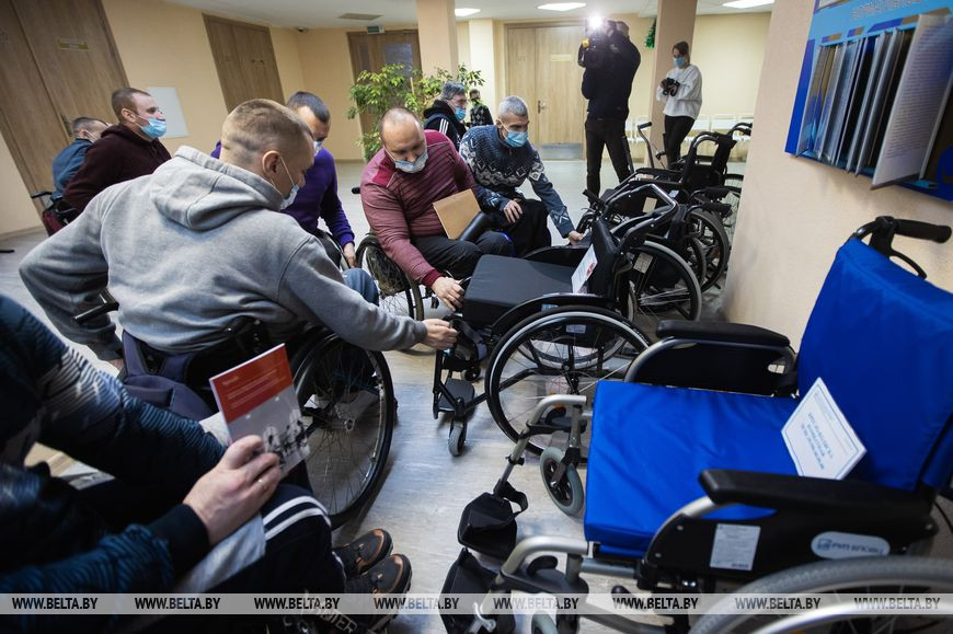 Участники форума изучают новые модели колясок, изготовленные РУП "Белорусский протезно – ортопедический восстановительны центр" Участники форума изучают новые модели колясок, изготовленные РУП "Белорусский протезно – ортопедический восстановительны центр"