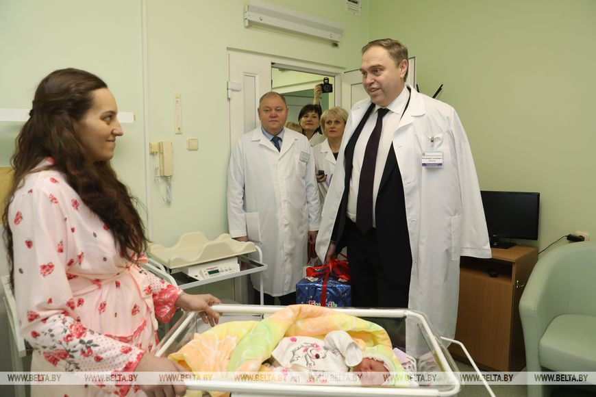 Владимир Караник поздравляет маму первого ребенка страны Анастасию Мороз
