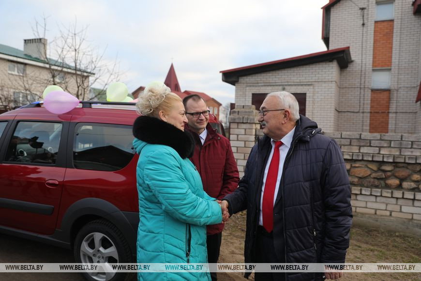 Елена и Андрей Бажановы и заместитель председателя Совета по развитию предпринимательства Павел Топузидис