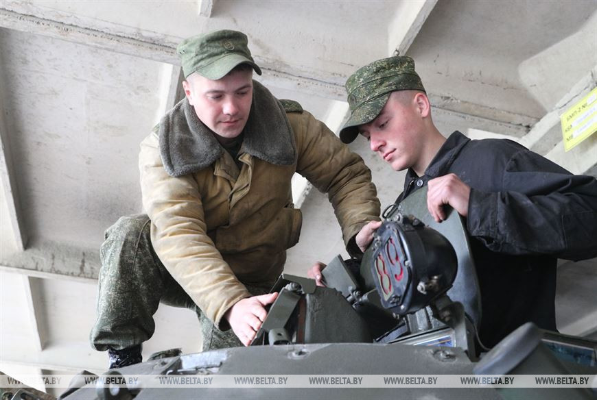 Командир роты Владислав Малюков и ефрейтор Дмиртий Жих