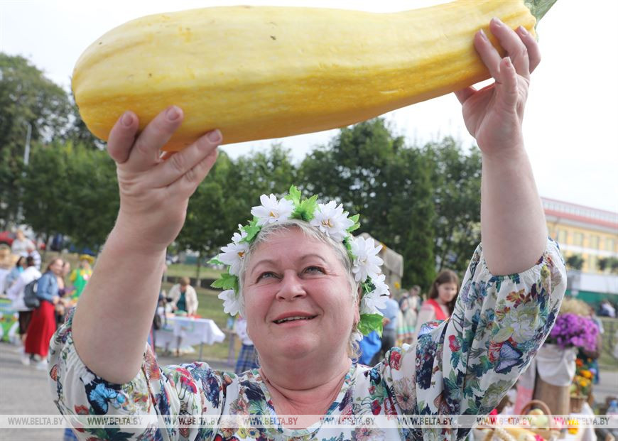 Оксана Валынко с выращенным кабачком Оксана Валынко с выращенным кабачком