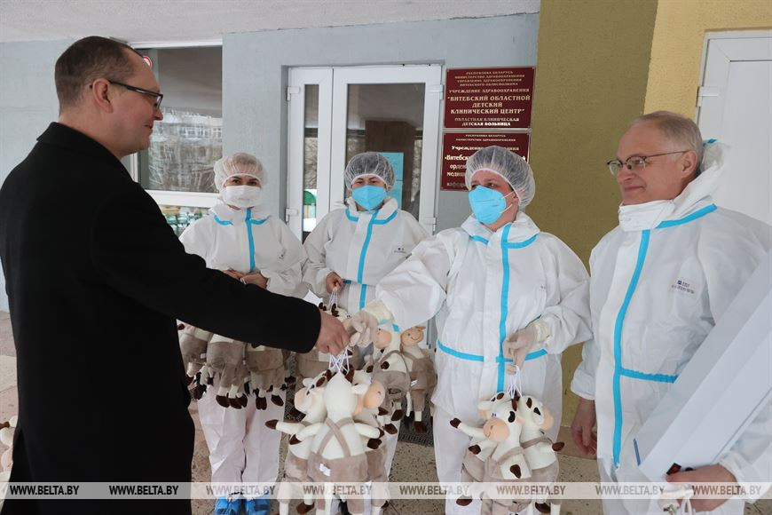 Директор ОАО "БелВитунифарм" Сергей Большаков передает подарки для детей