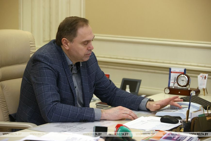 Председатель Гродненского облисполкома Владимир Караник 12 декабря провел прямую телефонную линию с жителями региона Председатель Гродненского облисполкома Владимир Караник 12 декабря провел прямую телефонную линию с жителями региона