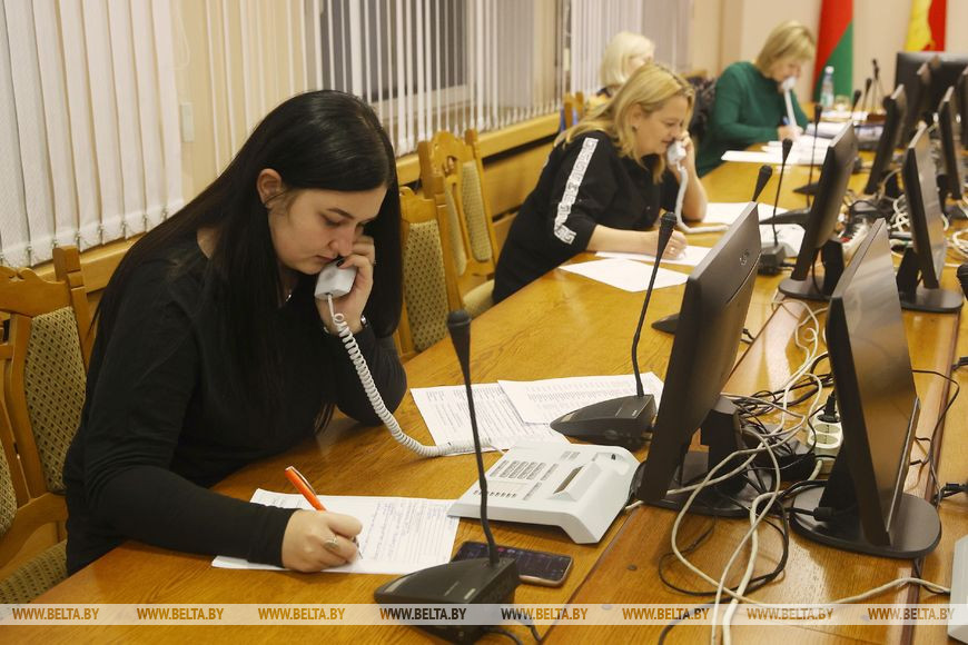 Операторы и специалисты Гродненского облисполкома принимаю звонки на прямую линию Операторы и специалисты Гродненского облисполкома принимаю звонки на прямую линию