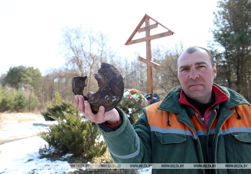 Монтажник Геннадий Филипенко с чугунком из сожженной деревни