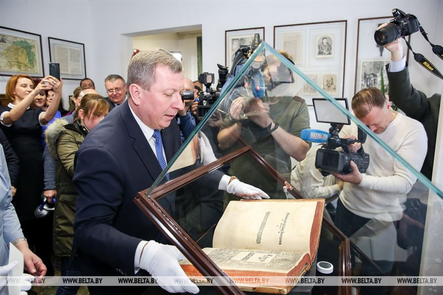 Председатель Брестского горисполкома Александр Рогачук помещает Брестской Библии в специальную витрину