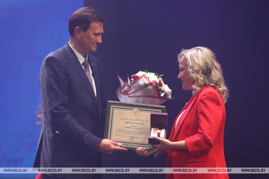 Максим Рыженков вручает Благодарность Президента Наталье Малышко