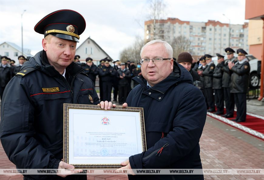 Председатель Витебского областного Совета депутатов Владимир Терентьев награждает Алексея Павлова Председатель Витебского областного Совета депутатов Владимир Терентьев награждает Алексея Павлова
